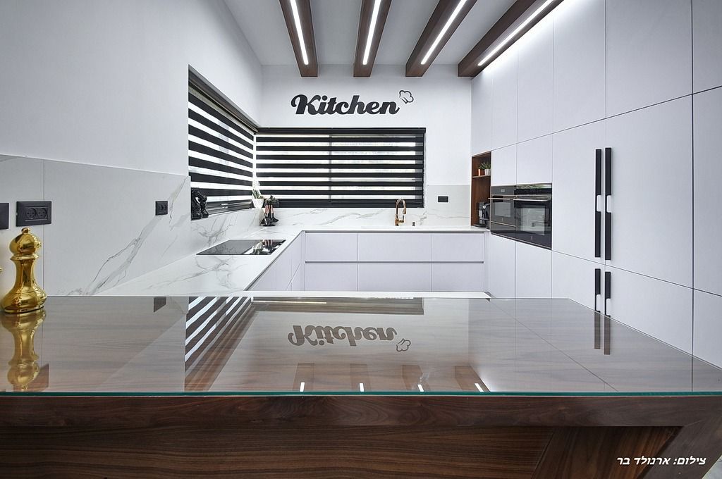 מטבח לבן עם בר זכוכית על בסיס אגוז